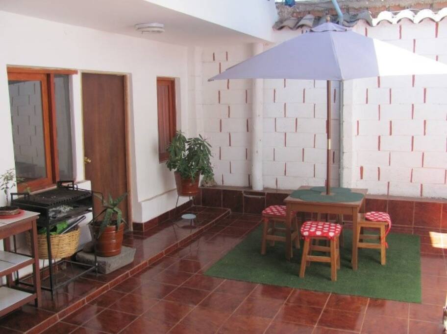 El patio puedes utilizarlo para tomar sol, hacer ejercicios, tomar un refresco, etcétera .