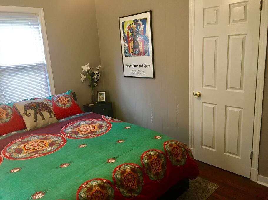 Guest bedroom with Closet Door