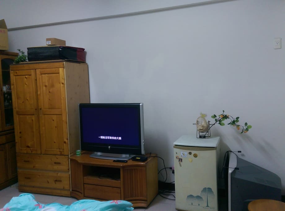 有大電視,但目前無法看電視和第四台。冰箱可正常使用。