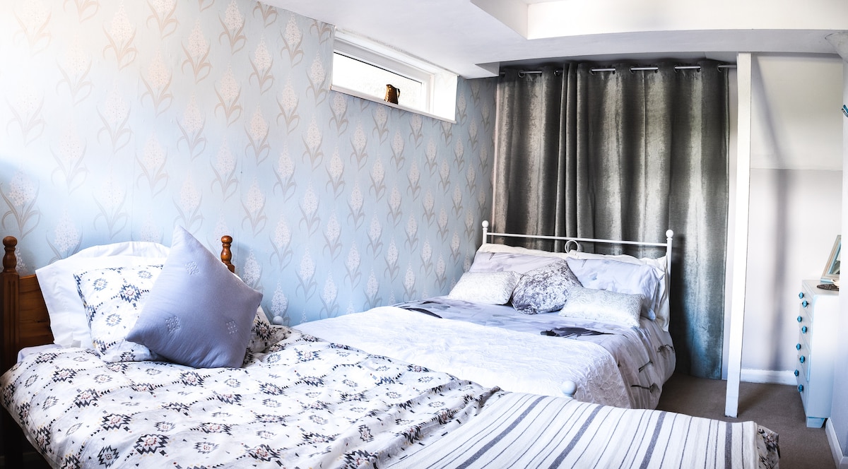 Dormitorio 2: este encantador espacio limpio alberga una cama doble y una cama individual con espacio de almacenamiento y mucha luz.