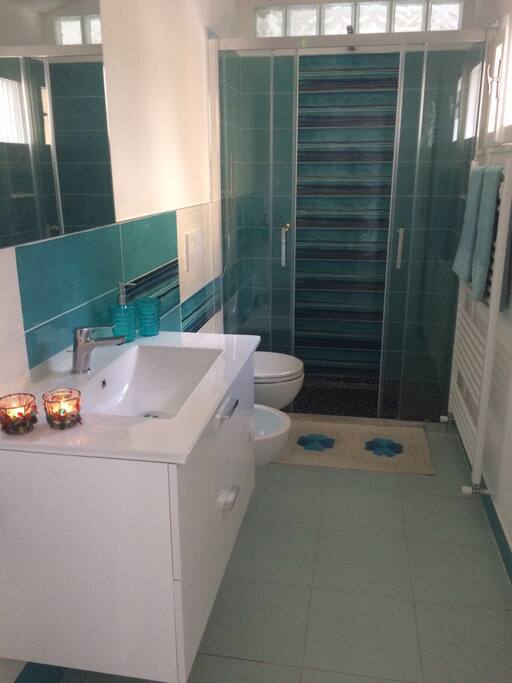 Brain New bathroom with stones shower's floor/ Bagno NUOVO con comoda doccia a vetro
