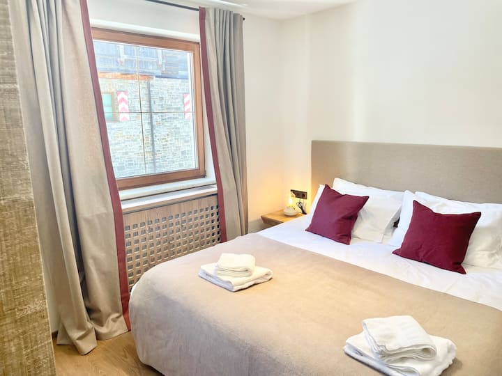 Every bedroom can have a King bed or two single beds 