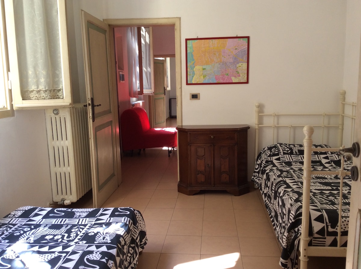 Ოთახი (გასასვლელი) 2 ერთადგილიანი ოთახით