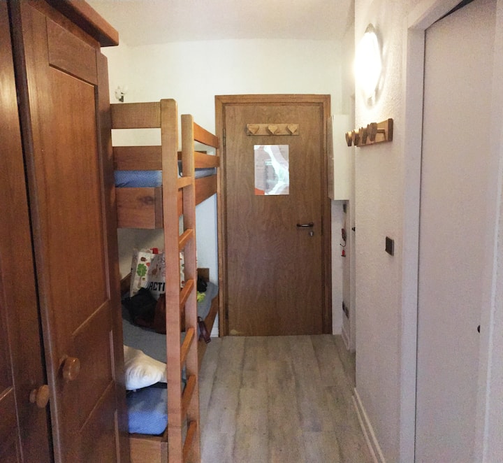 مدخل مع أسرّة بطابقين