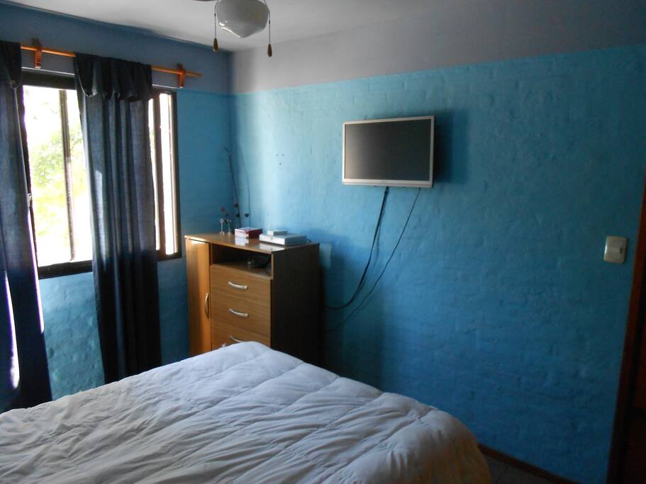 Dormitorio con Direct TV