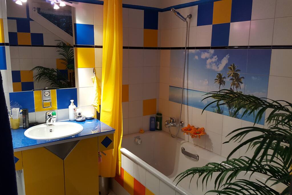 Eigenes Badezimmer, ohne Türe direkt mit dem Schlafzimmer verbunden