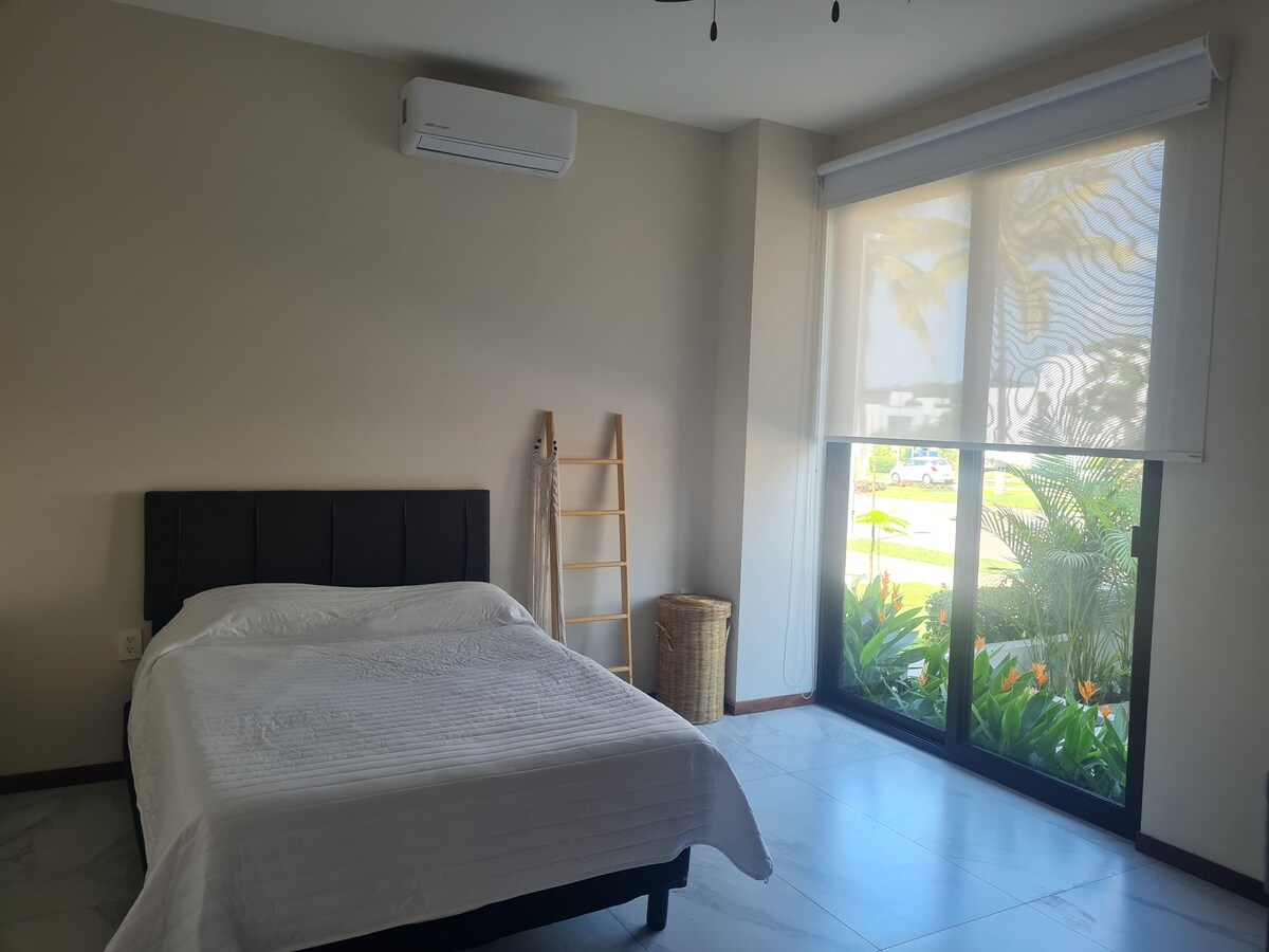 Spálňa s manželskou posteľou a písacím stolom na prízemí.