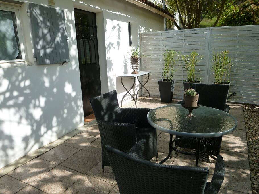 terrasse à l’ombre d’un figuier ou vos petits déjeuners et repas vous ferons apprécier la provence. Parking privé .