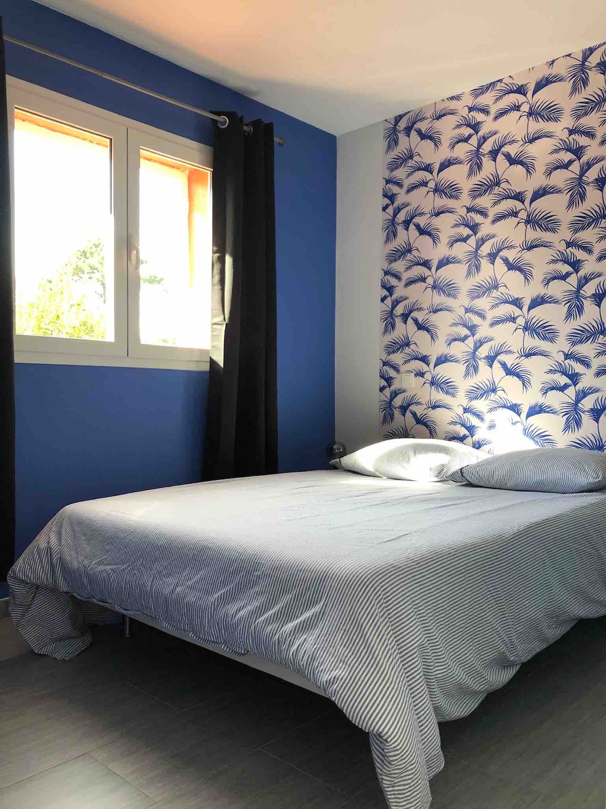 1号卧室，蓝色的，带标准双人床 