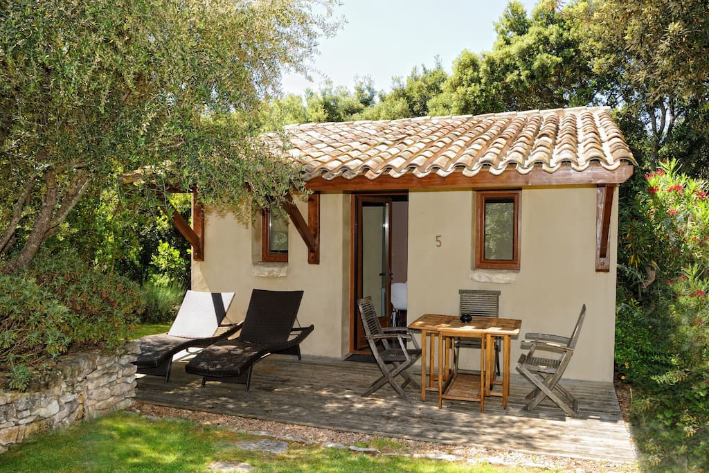 Jolie maisonnette avec terrasse en bois