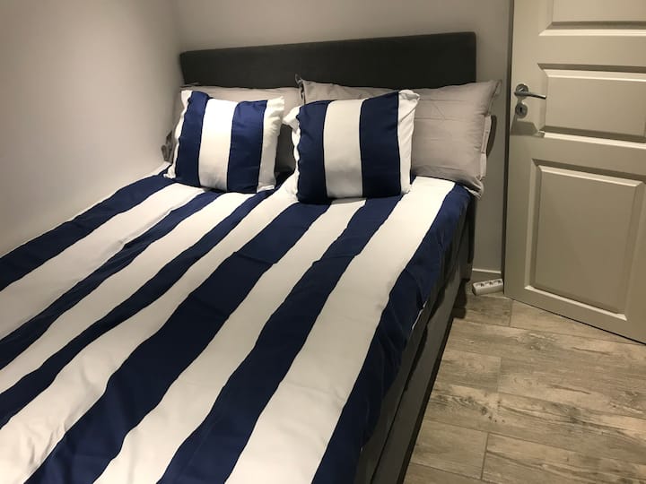 חדר שינה עם מיטת קווין סייז 140x200.