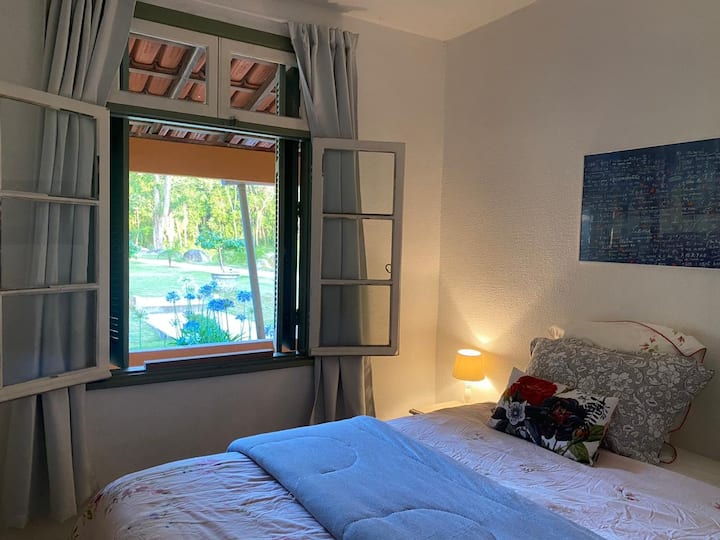 سرير سوبر كينج (يمكن إضافة سرير فردي إلى غرفة النوم). 