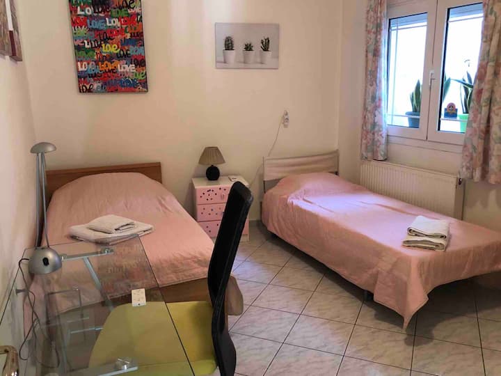  Საძინებელი  1 (ერთადგილიანი საწოლებით)