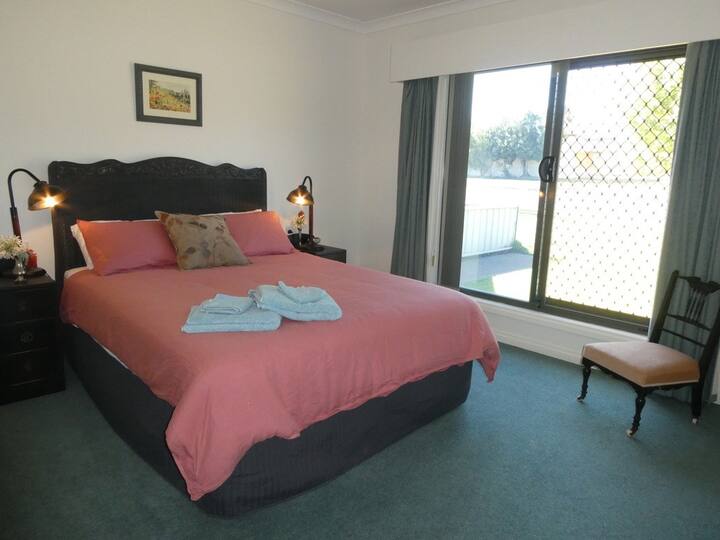 Glavna spavaća soba sa spojenom kupaonicom i garderoberom.