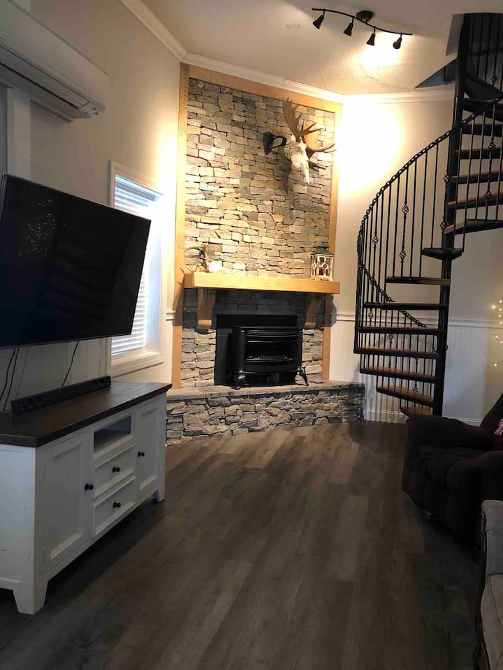 Country Farmhouse | Large Parking 4 Bed/2 Bath - Bangor, ME