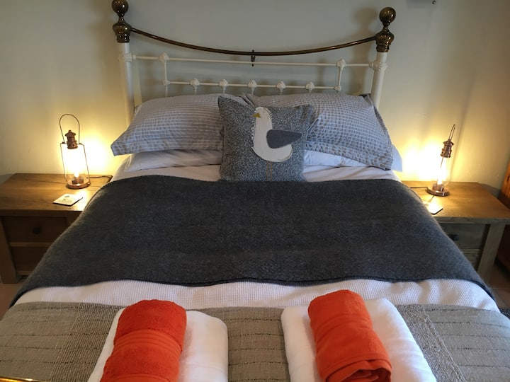 ห้องนอนใหญ่บนลานชั้นล่าง