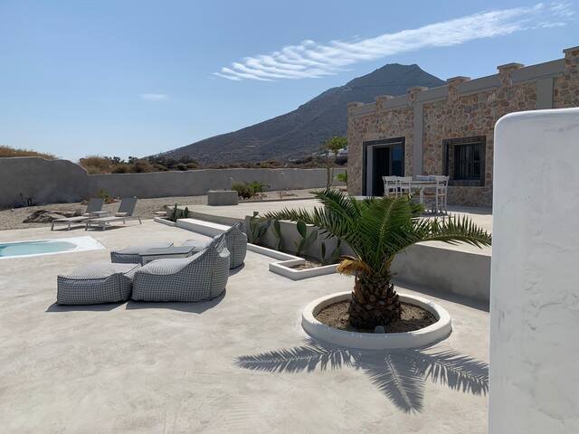 Villa Beltramo Santorini private pool villa gallery image 4