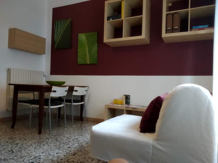 მისაღები ოთახი სასადილო მაგიდით და სავარძლის საწოლით