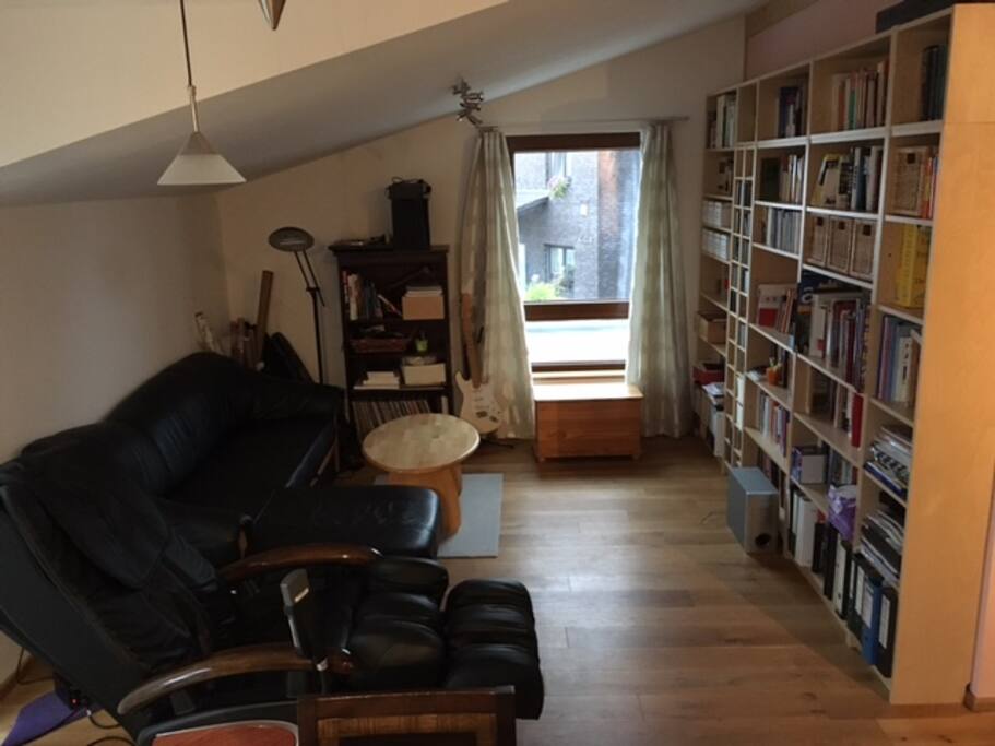 Wohnbereich mit Schlafsofa und Massagesessel