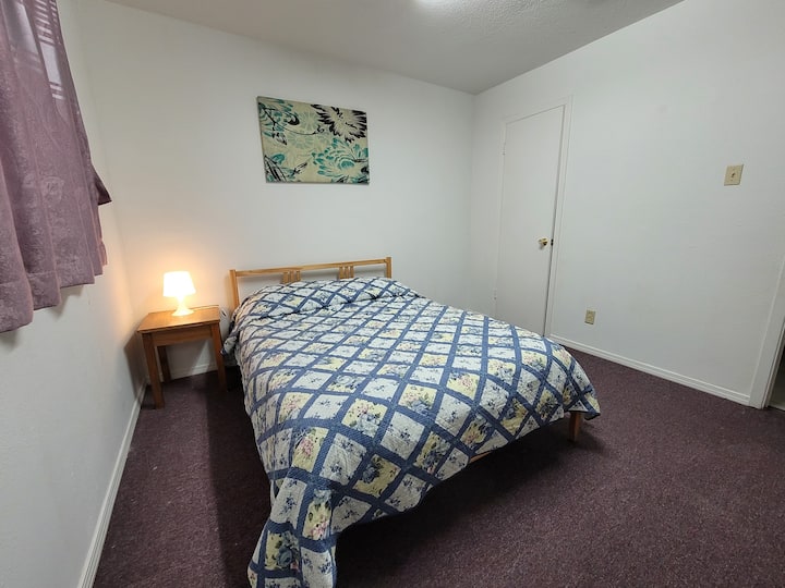 Dormitorio 2:  una cama de tamaño completo. La cama es mediana en firmeza.