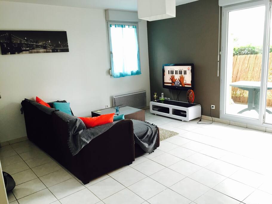 Salon avec vue sur la terrasse extérieure