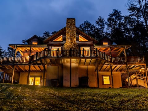 The Lodge: Sleeps 23 - Hot Tub, Fire Pit, Game Roo