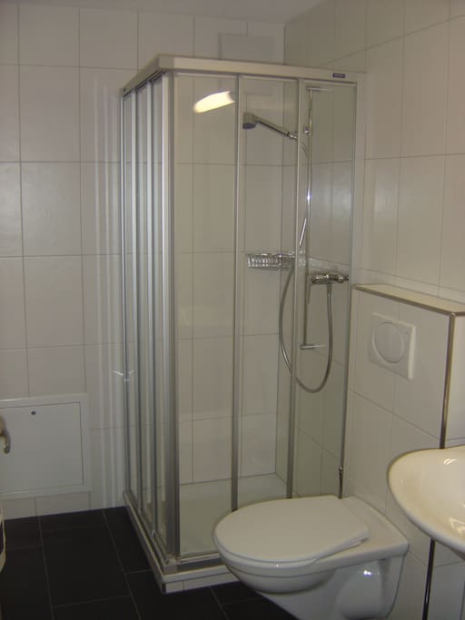 Badezimmer mit Duschkabine
