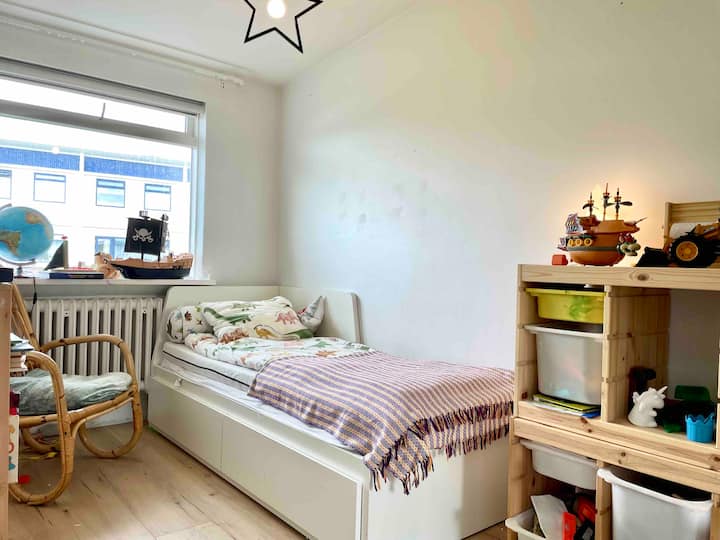 غرفة نوم ثانية للأطفال بسرير واحد يمكن سحبها لسرير مزدوج