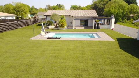 Quiet family villa with heated pool