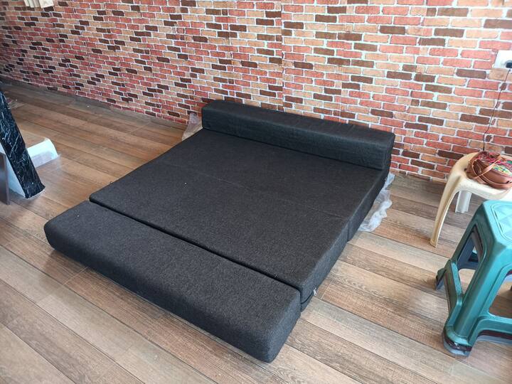 Кауч на спуштање за 2 лица може да престојуваат