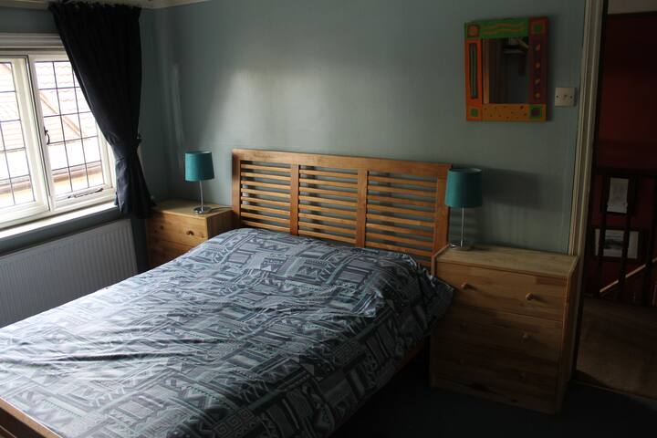 Double room in family home near Gatwick