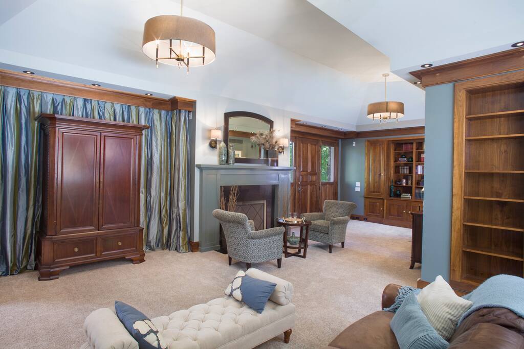 Living Room w/ King Sleeper Sofa, Fireplace, Cable TV
