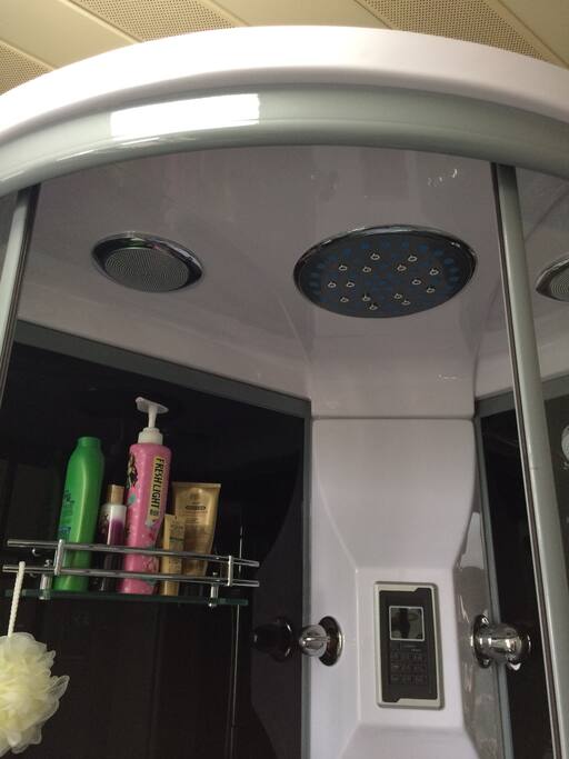 整体浴房的上部
The top of the shower bath