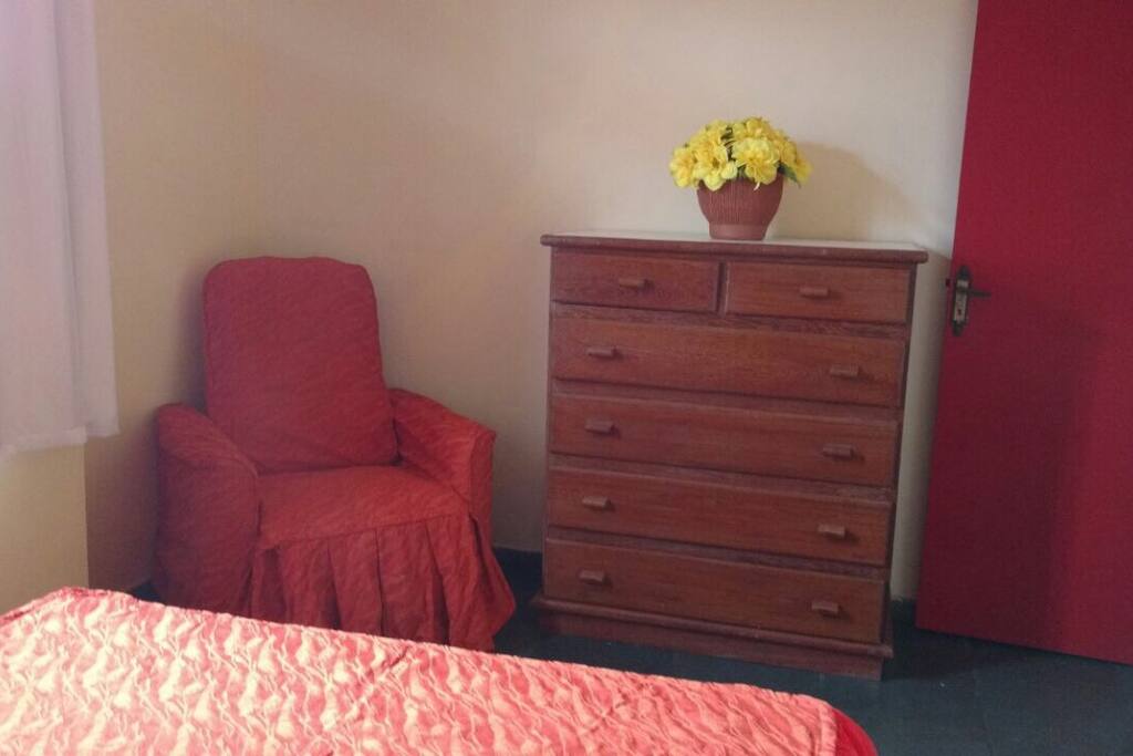 Outro quarto de casal com ventilador e ar condicionado espaço para colchões,cadeira do papai e comoda para melhor acomodação dos seus pertences