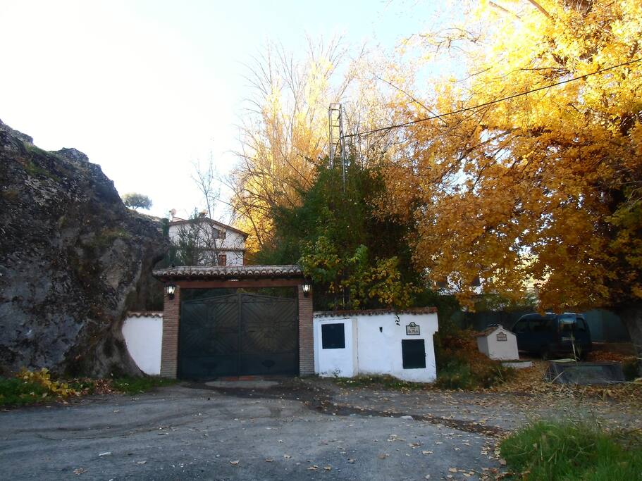 Entrada de la casa .Tiene parking para tres coches
