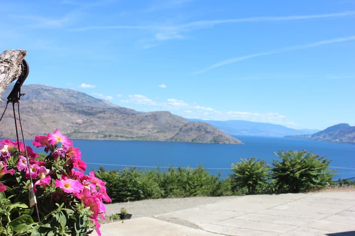 Spectacular Panoramic Lake View Houses For Rent In Peachland British Columbia Canada