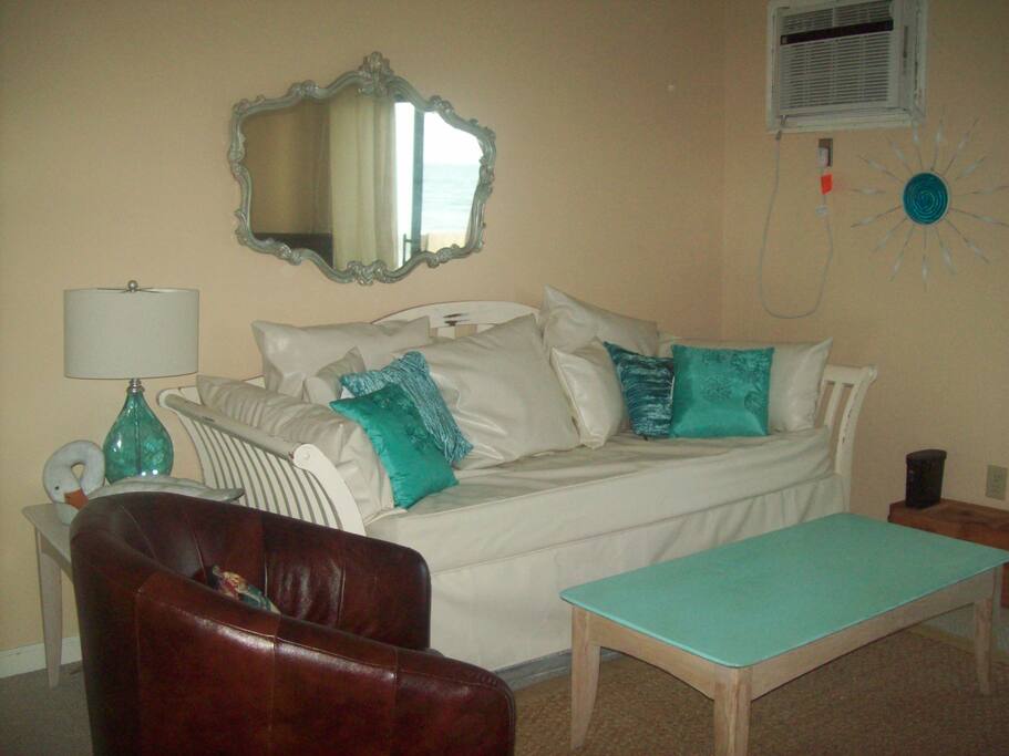 living room with day bed and trudle
