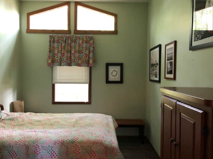 غرفة النوم المركزية (رقم2): سرير بحجم كبير.