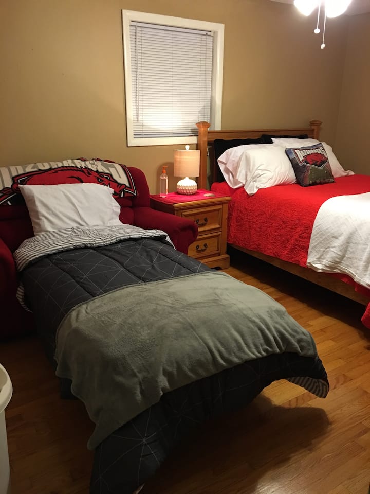 غرفة نوم ثانية بسرير كبير وسرير مزدوج قابل للطي 