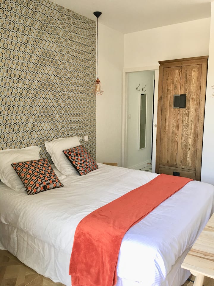 Bedroom 2: "Scandinavian" decoration, high-end bedding 160 for a couple or possibility of 2 beds in 80 for 2 children or possibility of transforming into a living room with plasma TV wall. Room opening to terrace and pool. Curtains and double curtains and shutters, private bathroom with Italian shower, sink, toilet, towel dryer, wardrobe, heating...