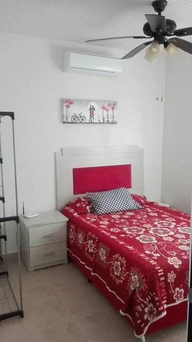 recámara secundaria con cama matrimonial, aire acondicionado y closet, comparte baño