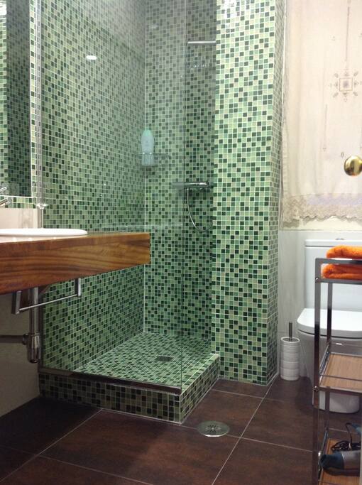 Ducha con gresite de cristal.