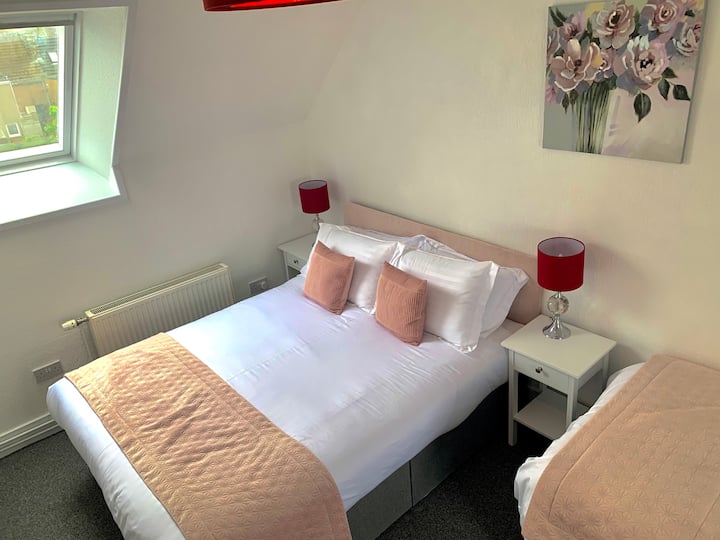 Საძინებელი მესამე, დიდი და ერთადგილიანი საწოლი მეორე სართულზე