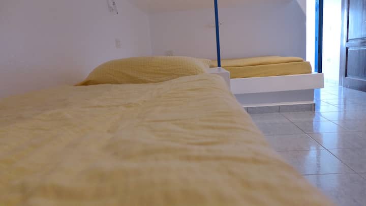 2 מיטות קומתיים עם הגנה מפני נפילה
ל -4 אנשים (גם למבוגרים) 