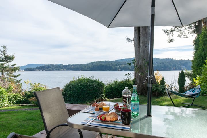 Oceanfront Cottage Staycation  BC - Hottub ❤️ Dogs