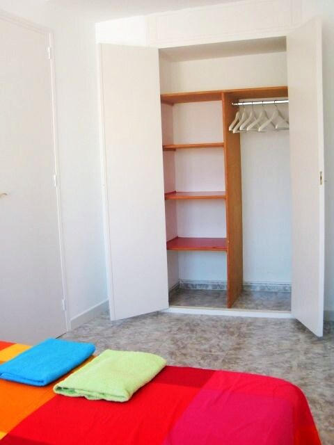 غرفة مع خزانة ملابس مدمجة