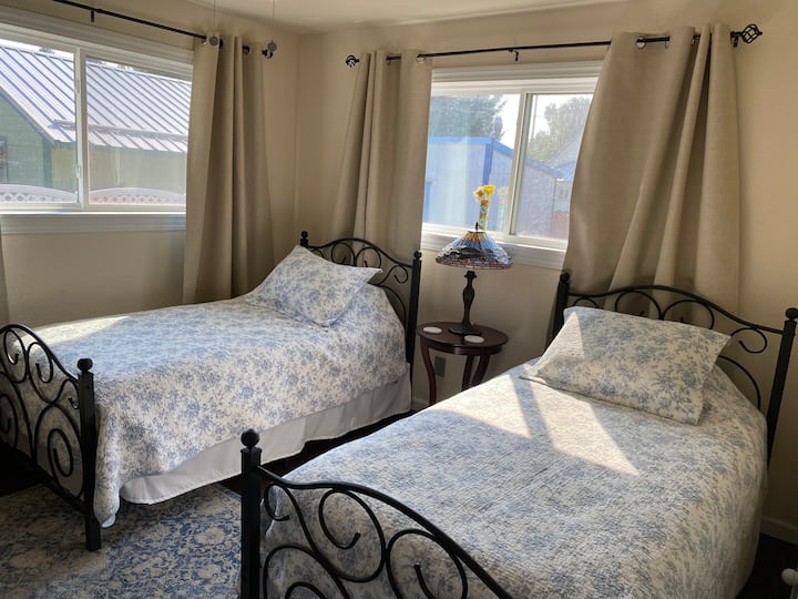 Camera da letto posteriore con letti singoli e tonnellate di luce naturale. 