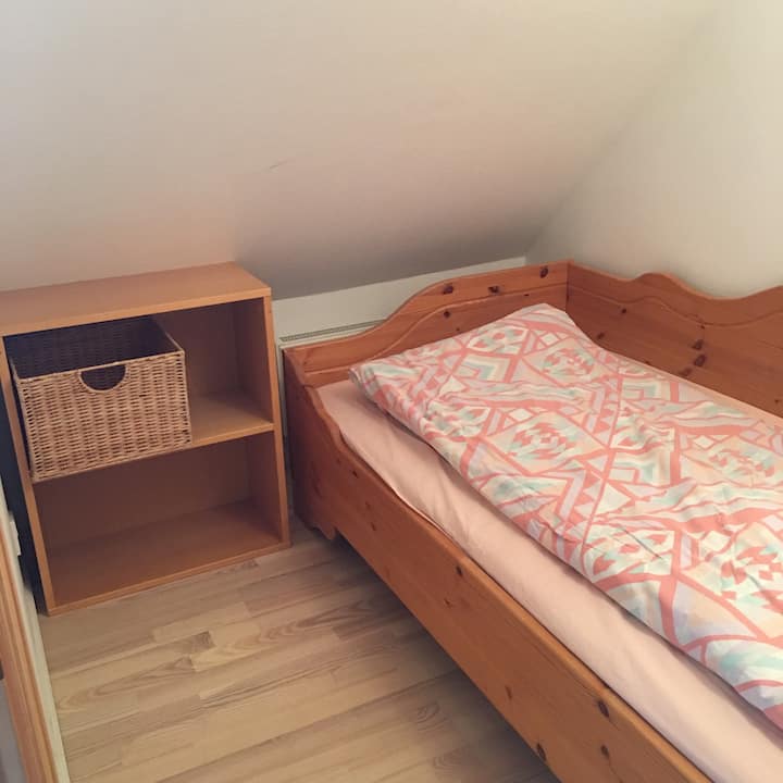 Cama en un dormitorio pequeño arriba.