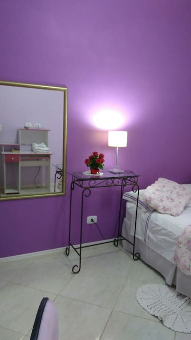 Vista da distribuição dos móveis no quarto