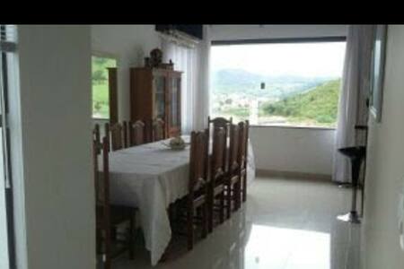 Casa Claudia c/ar nos quartos e garagem p/ 2 carro